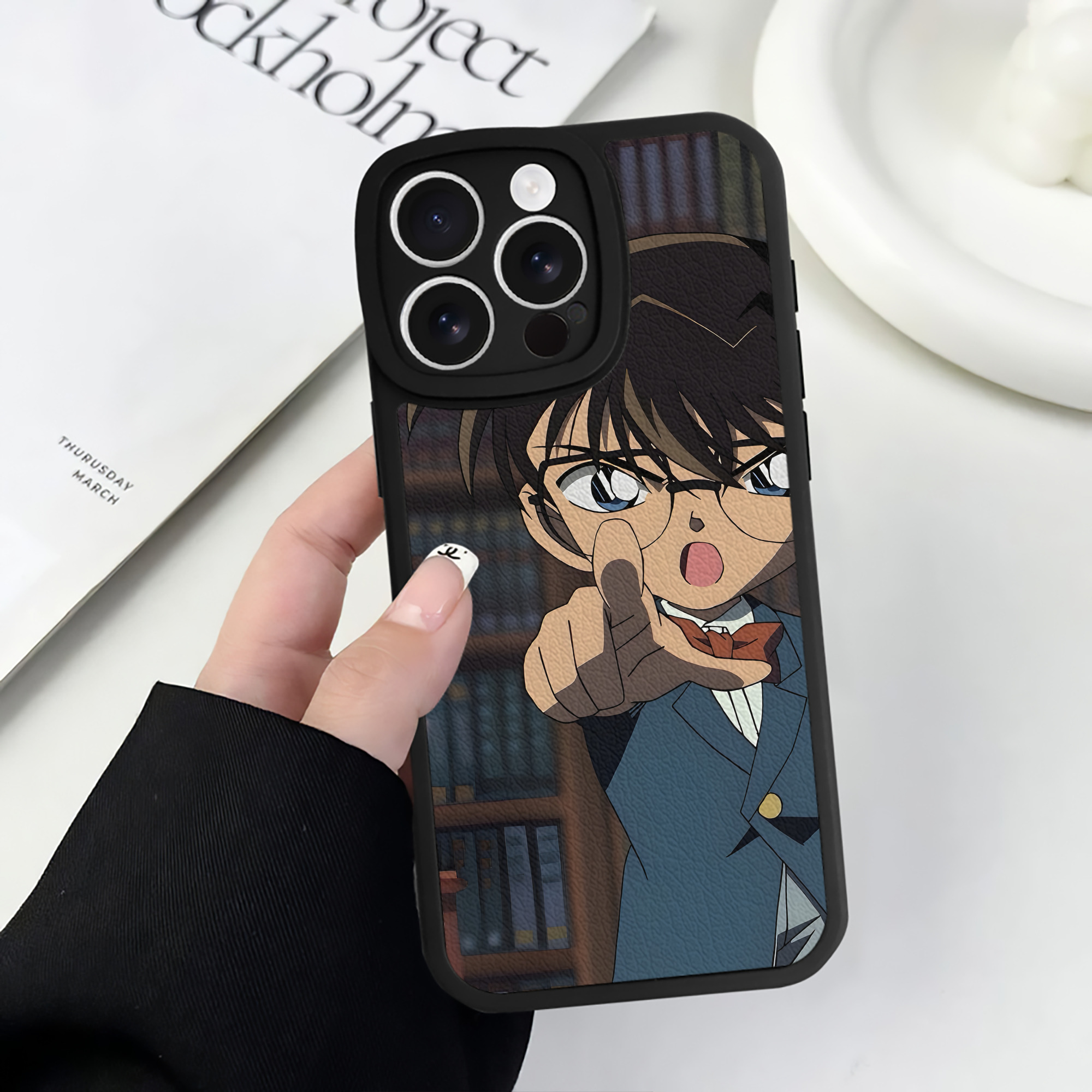 （画像用） 名探偵コナン Detective Conan 【iPhone 16シリーズ対応】シリコンスマホケース（レザー調） 材質：シリコン
